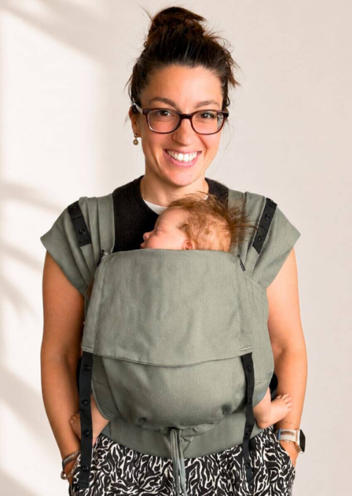 Hoppediz Primeo Jade draagzak in groene jacquard met baby op de buik
