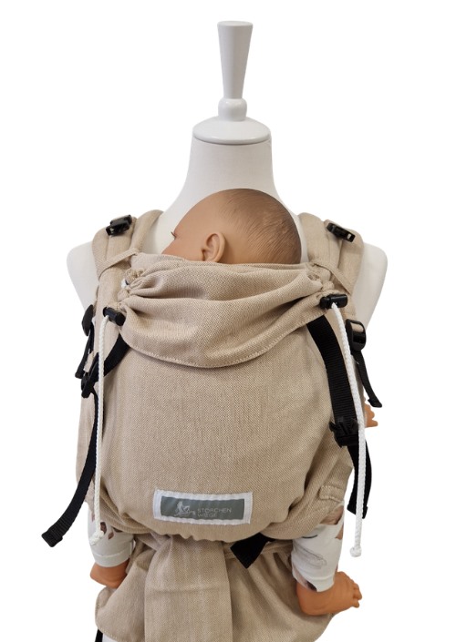 Beige Storchenwiege Talemo draagzak met baby op de rug, zwarte gespen en verstelbare banden