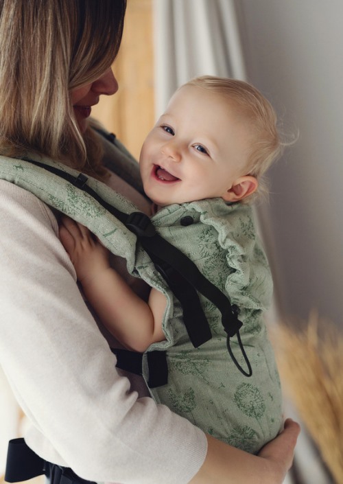 Little Frog Prime Linen Flow Lightness Green Dandelion groen draagzak in gebruik, met baby op de borst van een vrouw