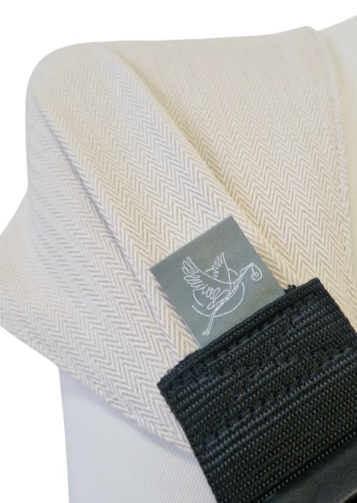 Storchenwiege Hipino Moonstone beige met fijn zigzagpatroon en zichtbaar logo-label