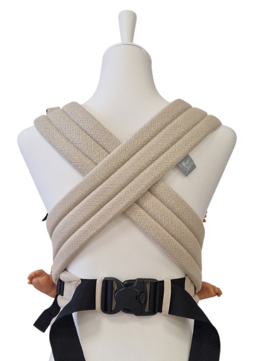 Storchenwiege Talemo Leo Natural in beige met gekruiste schouderbanden en zwarte tailleband met gesp op paspop