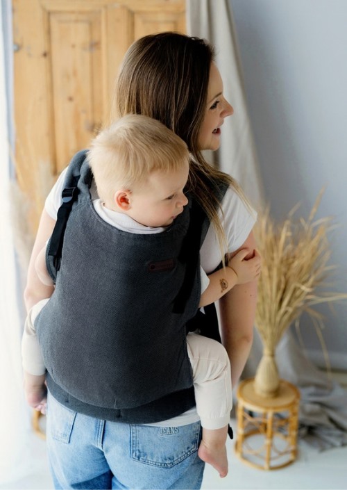 Little Frog Swift Toddler Carrier in donkergrijs, gedragen op de rug met een peuter