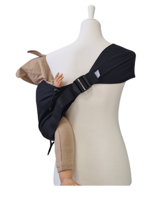 Storchenwiege Hipino Black babydrager rechts op paspop met babypop