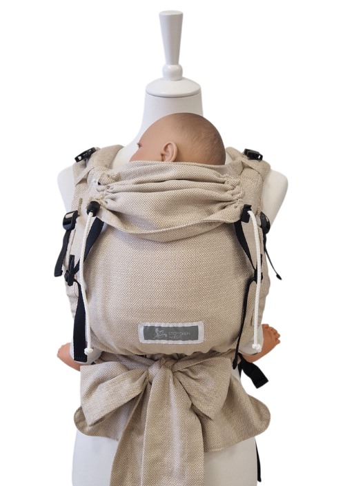 Beige Storchenwiege Talemo draagzak met subtiel visgraatpatroon, gezien van achteren met baby en gestrikte tailleband