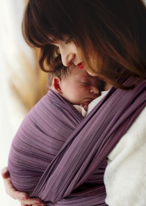 Moeder draagt slapende baby in paarse Little Frog Bamboo Rubellite draagdoek