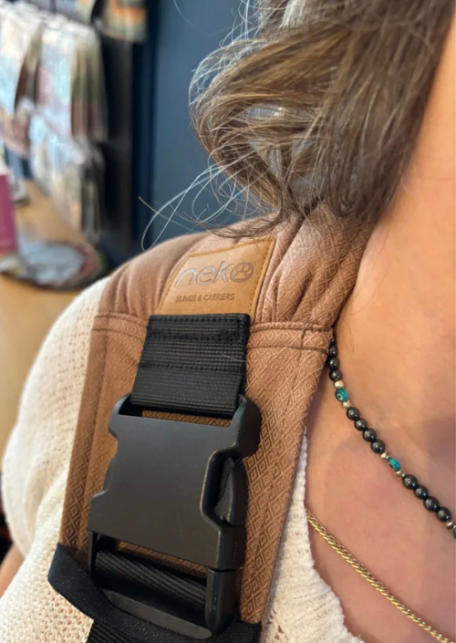 Neko Up & Down Hip Carrier Nomad schouderband en gespdetail in close-up