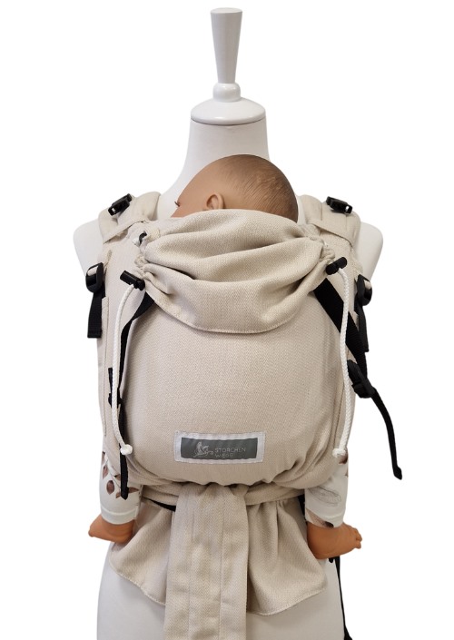 Beige Storchenwiege Talemo met baby op de rug, zichtbaar met verstelbare zwarte gespen en capuchon