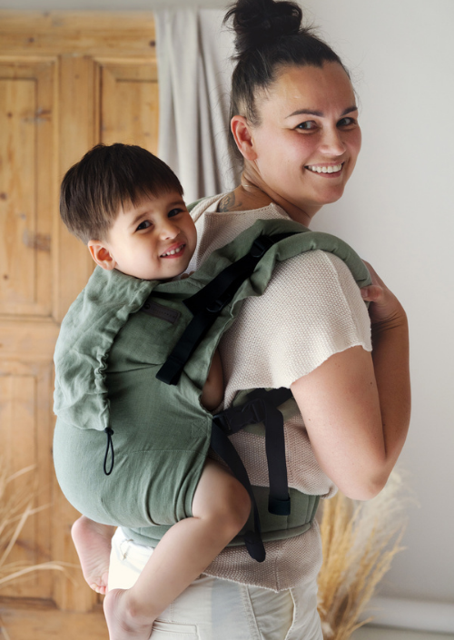 Close-up van een ouder en kind tijdens het rugdragen met de Little Frog Preschooler Pure Linen Grove draagzak.