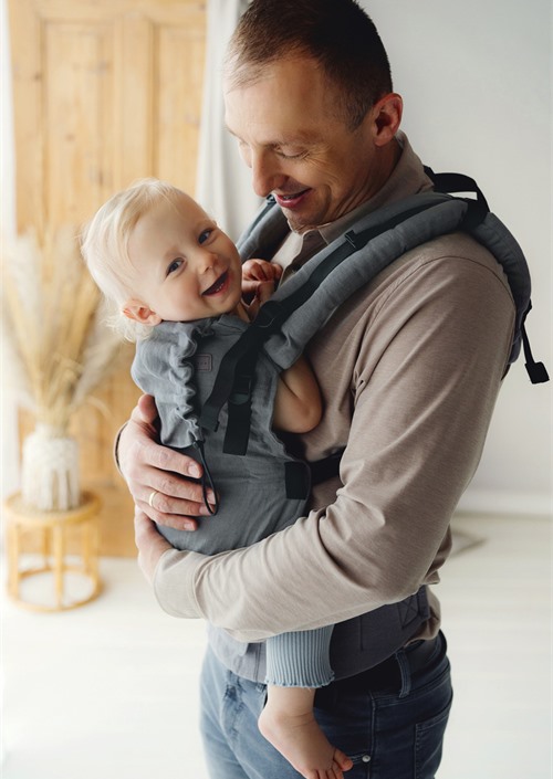 Little Frog Prime Pure Linen Shadow full-buckle draagzak op de arm van een ouder