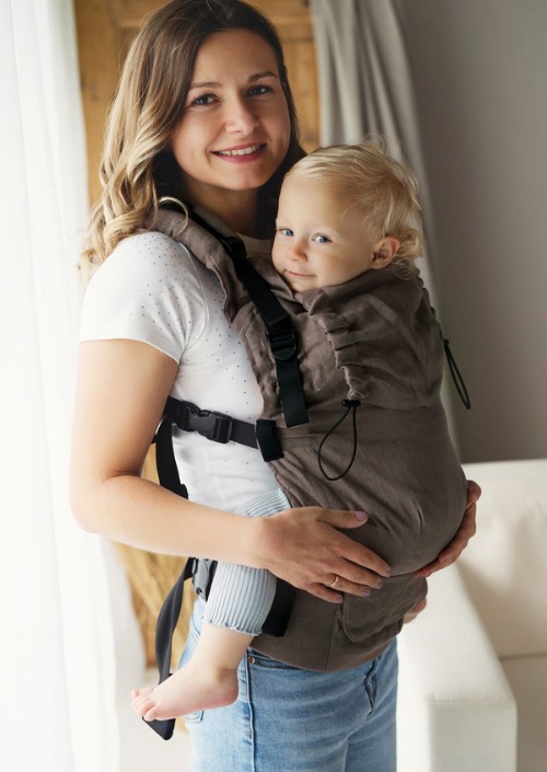 Little Frog Prime Pure Linen Frappe bruine drager met kind in vooraanzicht