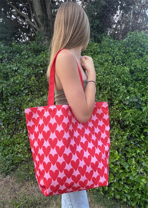 Canvas Shopper hartjes print gedragen over de schouder