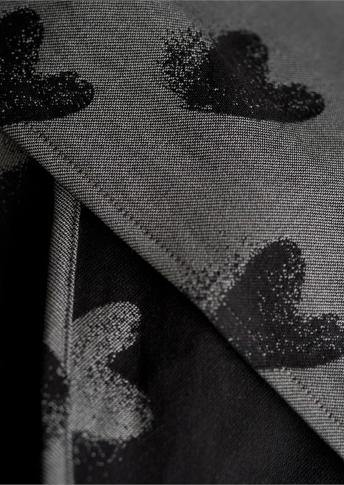 Detail van de Little Frog Cosy Love geweven draagdoek in grijsbruine tinten