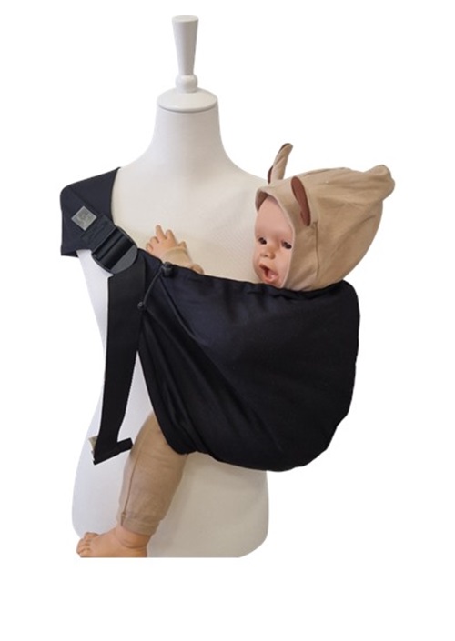 Storchenwiege Hipino Black babydrager voorkant op paspop met babypop