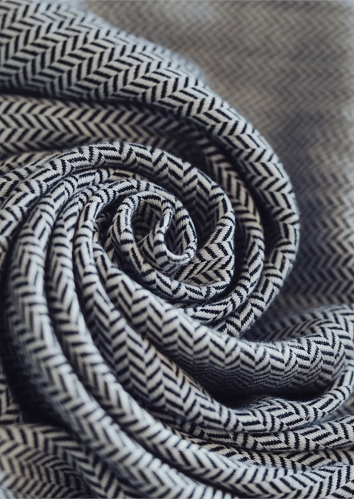 Ringsling Little Frog Zen Path zwart-wit herringbone opgevouwen