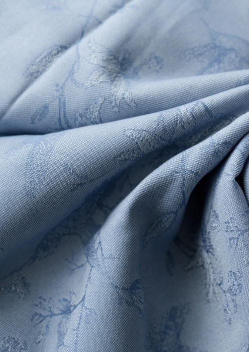 Lichtblauwe Little Frog Tencel Joy of Life Air met subtiel ingeweven bloemmotief in close-up