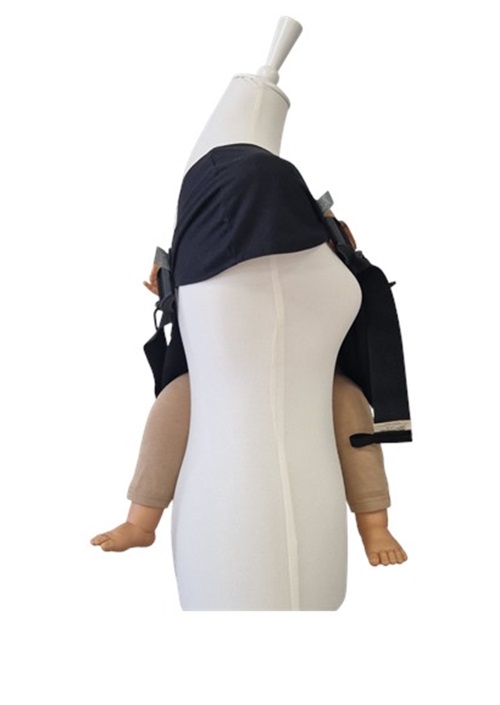 Storchenwiege Hipino Black babydrager zijaanzicht op paspop met babypop