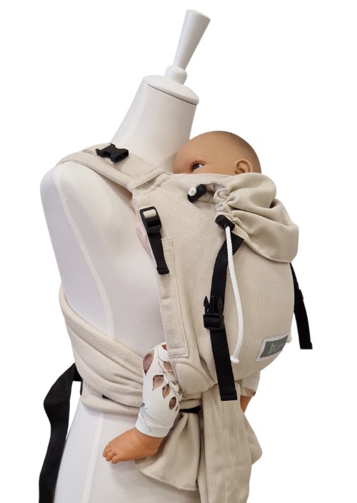 Storchenwiege Talemo in beige visgraatpatroon, getoond op paspop met pop en zwarte gespen