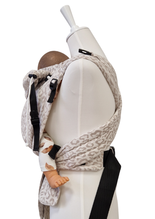 Zijaanzicht van de Storchenwiege Talemo Mara half-buckle draagzak met geknoopte schouderbanden