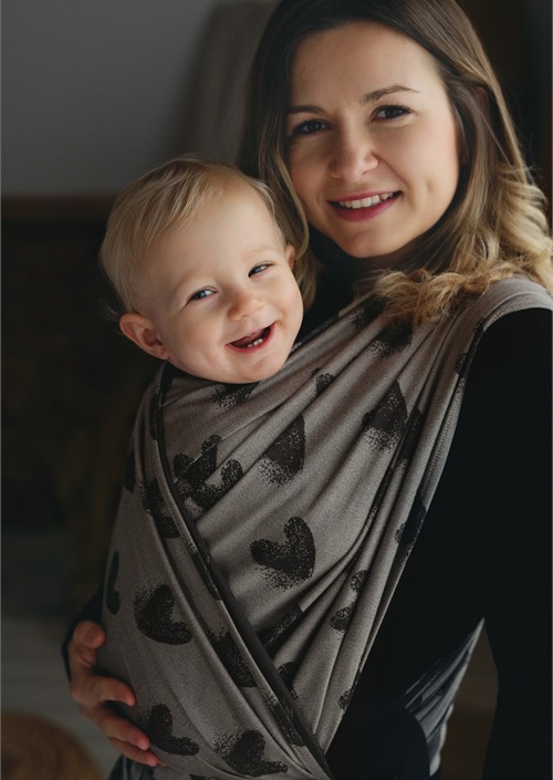 Close-up van Little Frog Cosy Love met bruin hartjespatroon