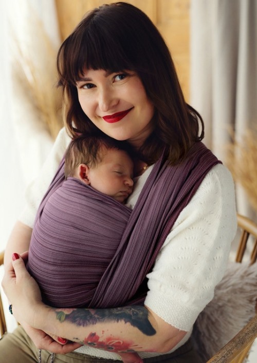 Vrouw draagt slapende baby in paarse Little Frog Bamboo Rubellite draagdoek