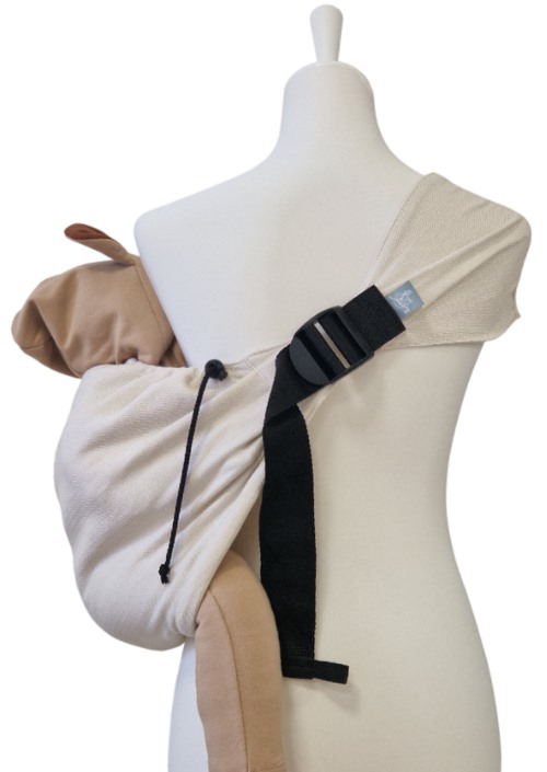 Storchenwiege Hipino Moonstone ecru draagzak om mannequin met zwarte gesp en beige accenten