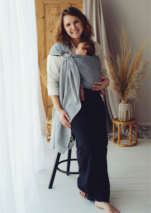 Ringsling Little Frog Zen Path in zwart-wit gedragen op de heup