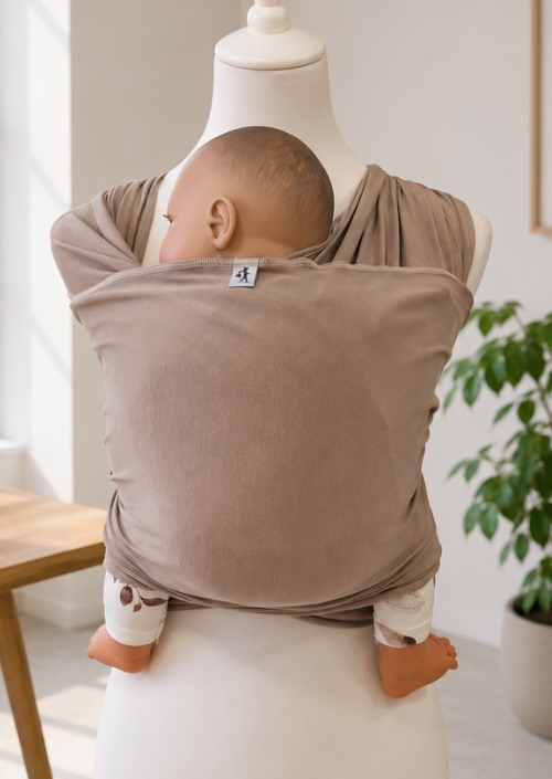 Storchenwiege Sandstein rekbare draagdoek van 100% bamboe met baby in ergonomische buikdraaghouding