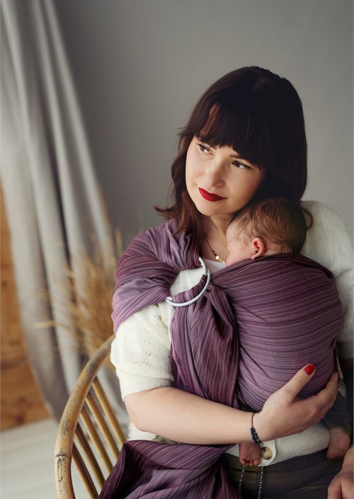 Little Frog ringsling in gebruik met baby op de borst
