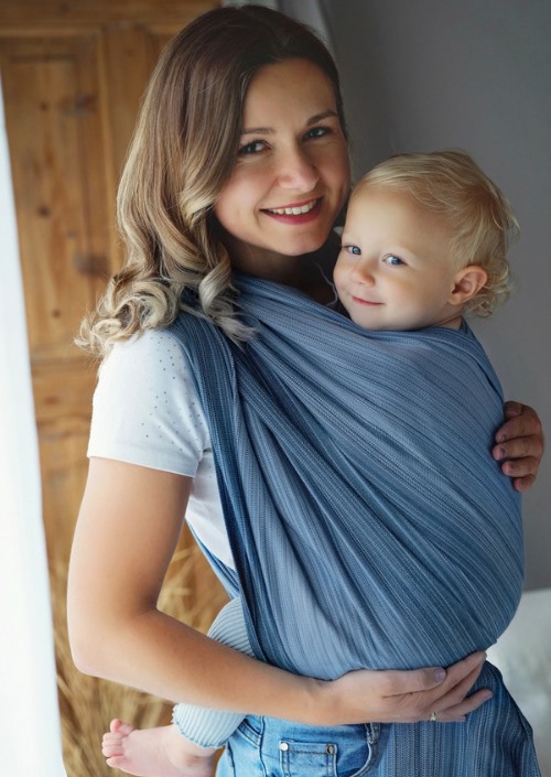 Moeder draagt kind in blauwgrijze Little Frog Bamboo Celestine draagdoek met fijne strepen