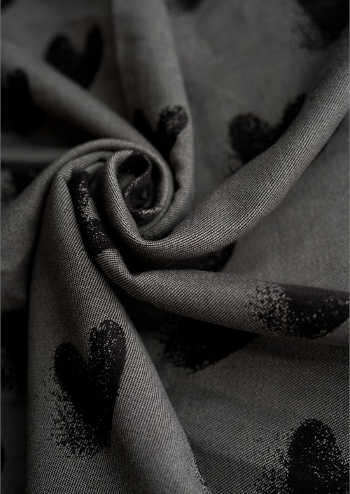 Little Frog Cosy Love doekdetail met donker hartjesmotief