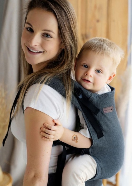 Little Frog Swift Toddler Carrier Slate Moonstone met peuter op de rug gedragen