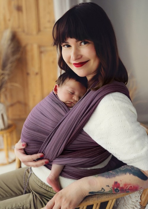 Vrouw draagt slapende baby in paarse Little Frog Bamboo Rubellite draagdoek
