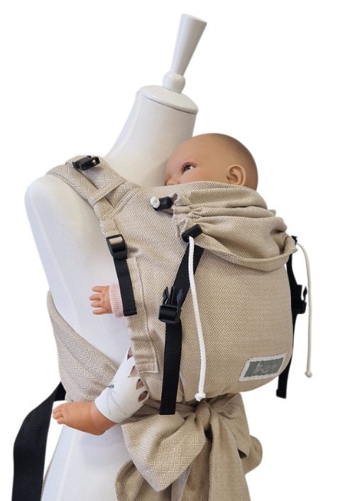 Storchenwiege Talemo Leo Natural draagzak met beige geometrisch patroon en zwarte gespen, getoond op etalagepop met babypop