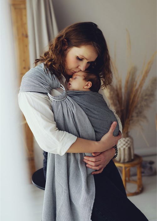 Ringsling Little Frog Zen Path met baby tegen de borst