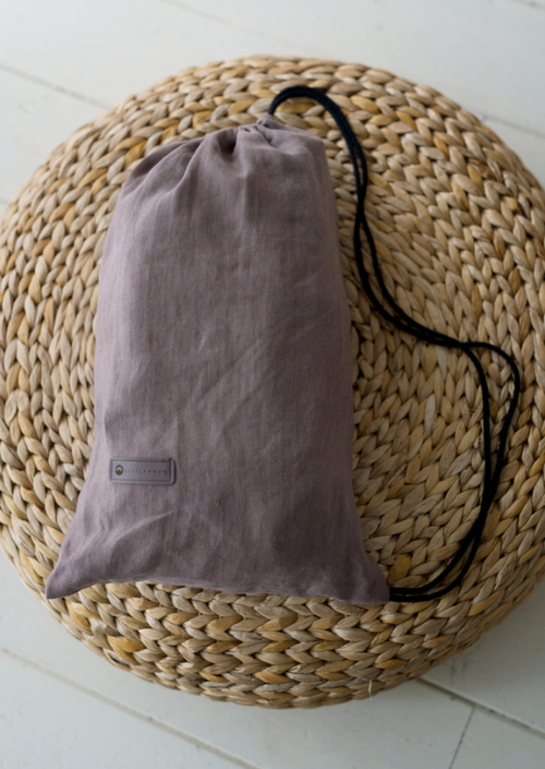 Bijpassend opbergtasje van de Little Frog Preschooler Pure Linen draagzak in taupekleur.