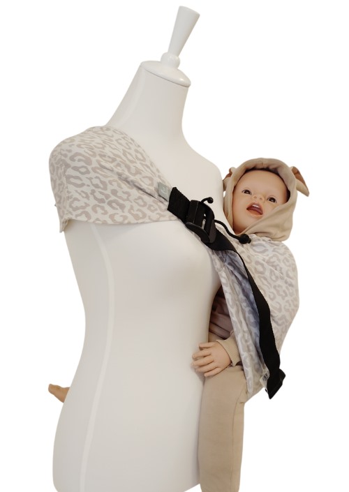 Storchenwiege Hipino Mara heupdrager met beige luipaardpatroon en zwarte gesp, gedragen op een paspop met baby pop