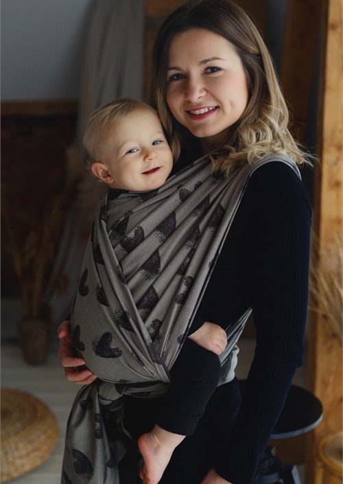Little Frog Cosy Love geweven draagdoek in bruintinten met hartjespatroon