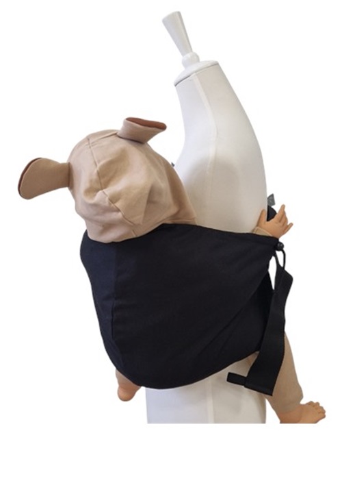 Storchenwiege Hipino Black babydrager links op paspop met babypop
