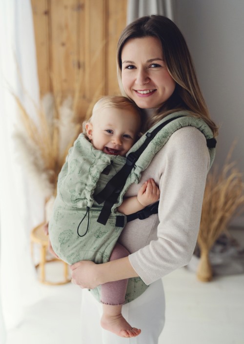 Little Frog Prime Linen Flow Lightness Green Dandelion groen draagzak met dandelion-patroon, vooraanzicht op moeder met baby