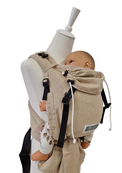 Beige Storchenwiege Talemo draagzak met baby op paspop, zwarte gespen en verstelbare banden