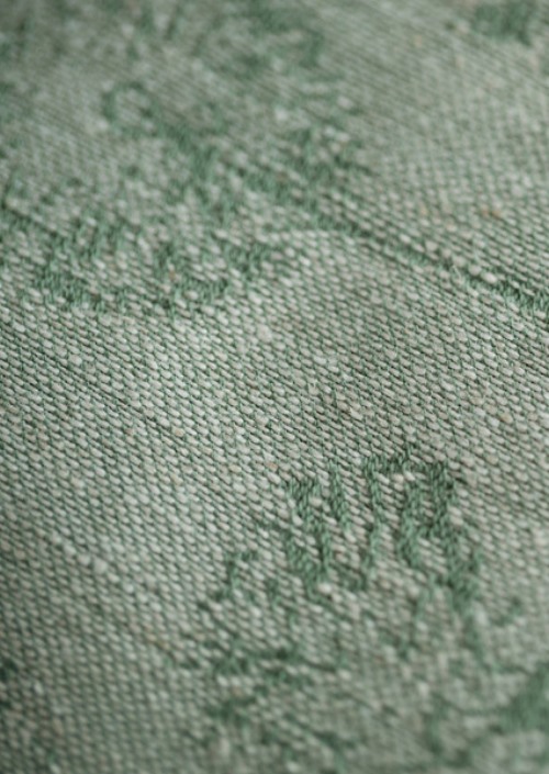 Little Frog Prime Linen Flow Lightness Green Dandelion close-up van groen geweven stof met subtiel bloemenpatroon